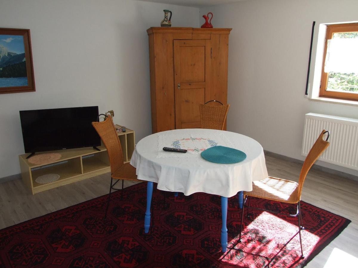 ריינפלדן Ferienwohnung Haus Edeltraud Im Suedschwarzwald, Grosse, Helle, Ruhige Souterrain-Whg, Hunde Geeignet, Mit 2 Fahrraedern, 3 Baeckereien Mit Fruehstueck, 2 Lebensmittel-, 1 Italien-Pastalaeden, Kontakt Peter Heubueschl Aus Loerrach מראה חיצוני תמונה
